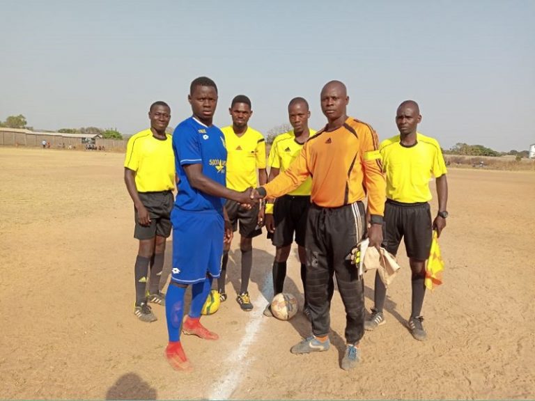 Le « mano à mano » se poursuit, gros piège pour les militaires ; toutes les affiches de la journée