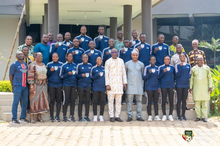 Commission des arbitres : Remise de badges aux arbitres FIFA