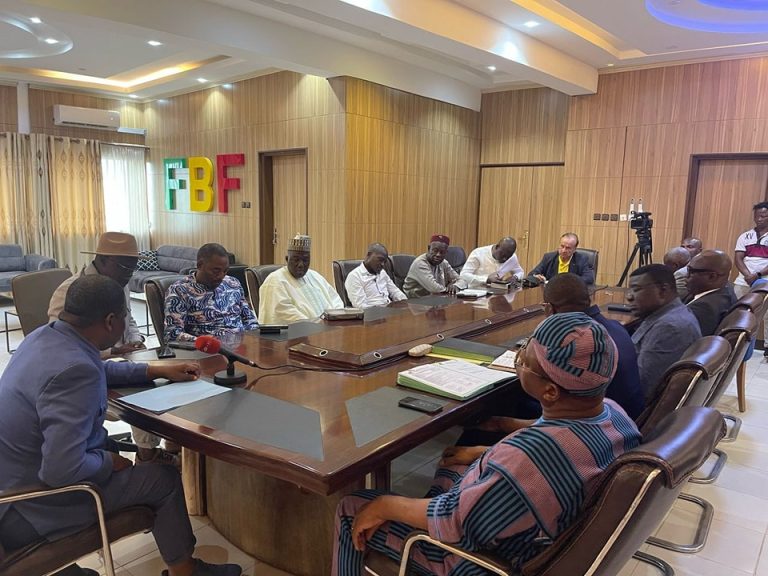 Séance de travail avec le staff technique des Guépards : Mathurin de Chacus pose les bases d’une bonne collaboration