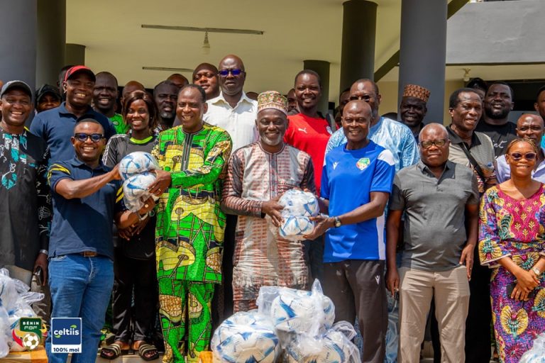 Programme Football for Schools : La Fédération Béninoise de Football remet des ballons aux classes sportives