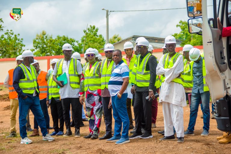 Construction de l’Académie de football des jeunes filles de Lokossa : Le président Mathurin de Chacus exige le respect des délais