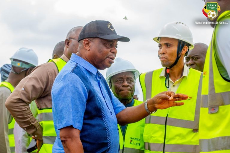 Visite du chantier du Centre d’excellence de football des filles à Lokossa : Mathurin de Chacus maintient la pression sur les entreprises