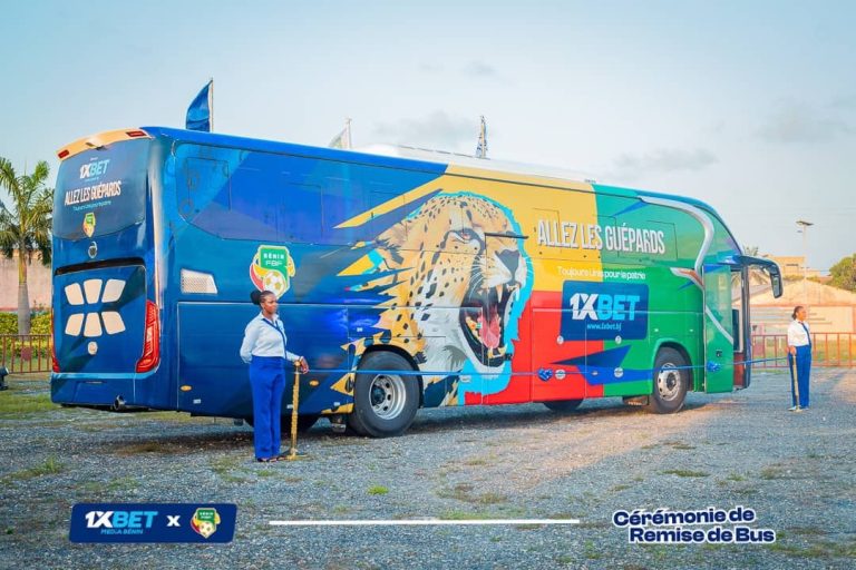1XBET offre un bus à la fédération béninoise de football